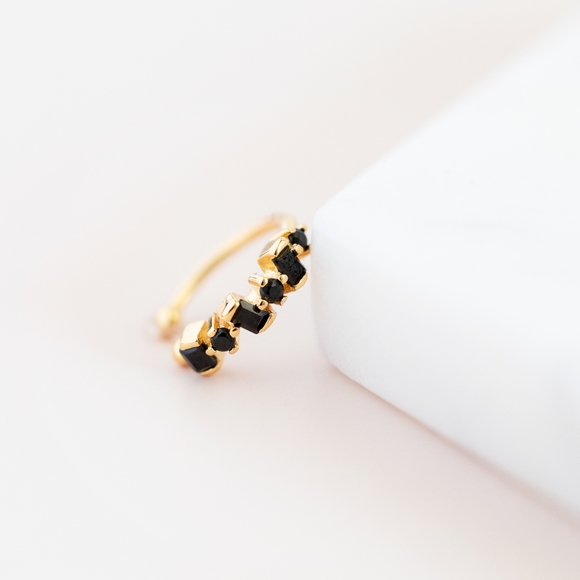 Black Stone Ear Cuff (S925) - Picture 3 of 8